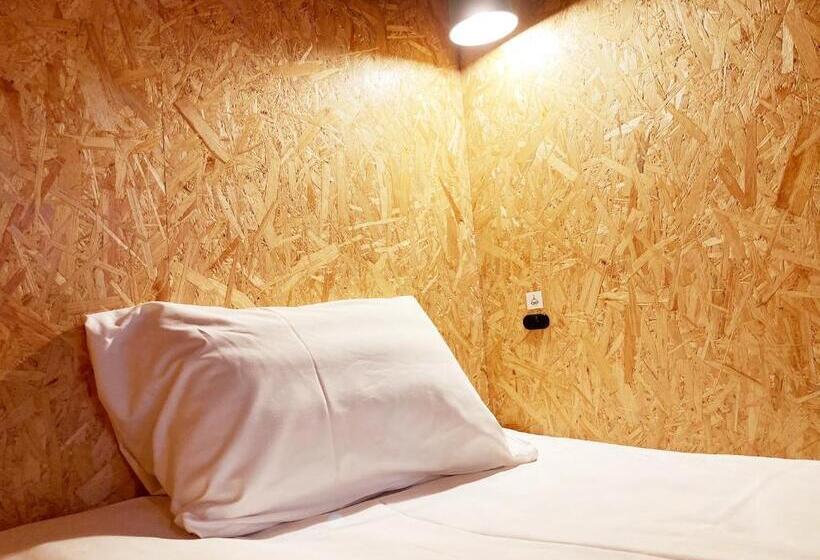 Seng i Delt Værelse, Adliv/factry Stay/工場に泊まれる