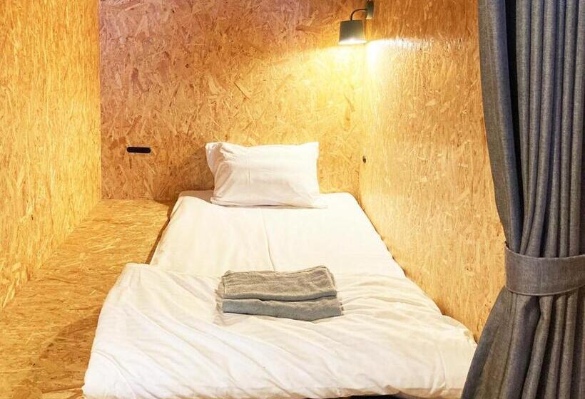 Seng i Delt Værelse, Adliv/factry Stay/工場に泊まれる