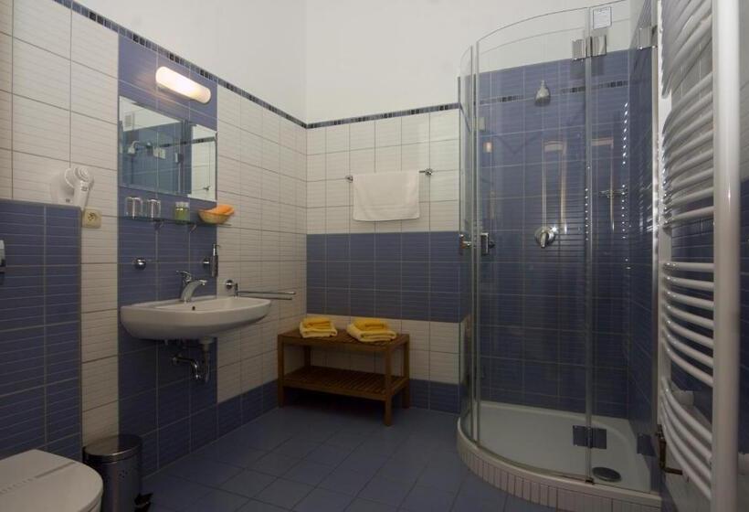 חדר סטנדרט לשלושה, Ový A Jezdecký Areál Dvůr Krutěnice