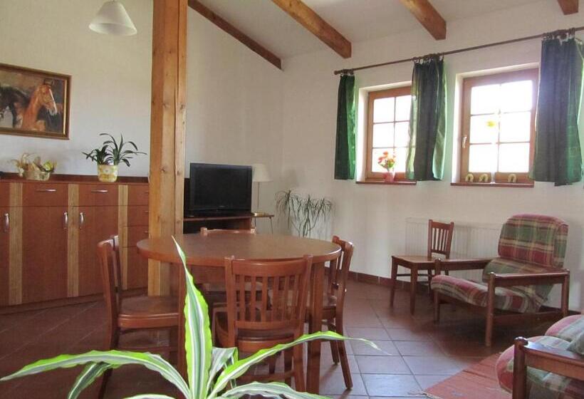 חדר סטנדרט לשלושה עם חדר אמבטיה משוף, Ový A Jezdecký Areál Dvůr Krutěnice