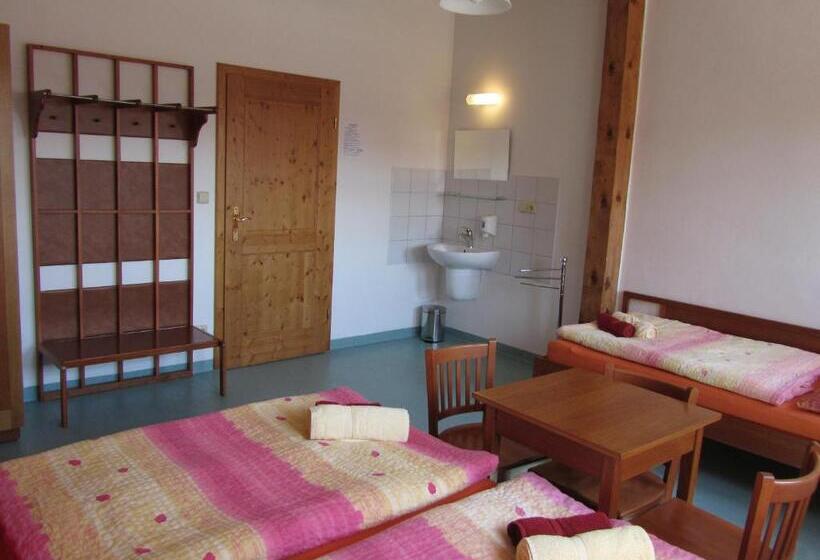 חדר סטנדרט לשלושה עם חדר אמבטיה משוף, Ový A Jezdecký Areál Dvůr Krutěnice