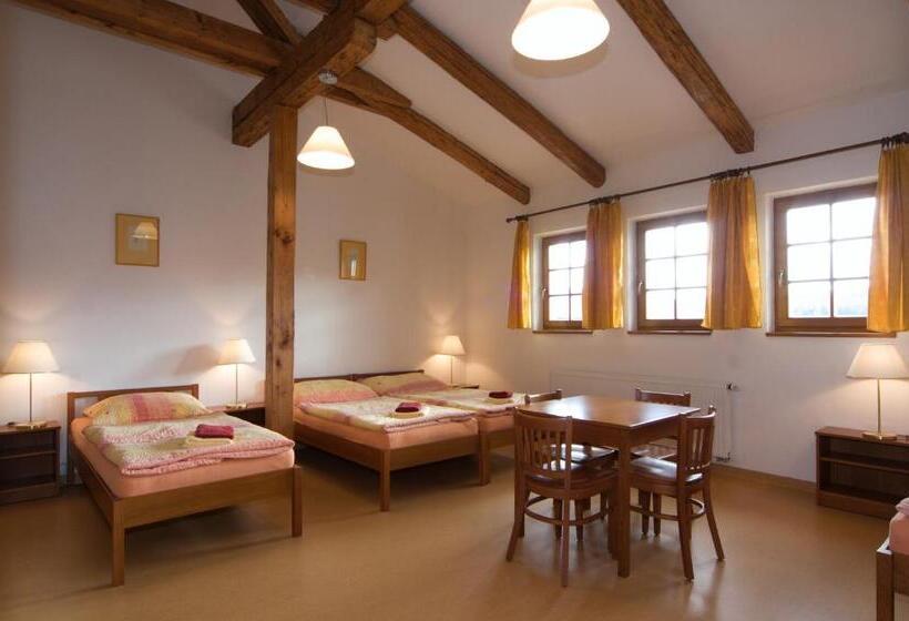 חדר סטנדרט לשלושה עם חדר אמבטיה משוף, Ový A Jezdecký Areál Dvůr Krutěnice