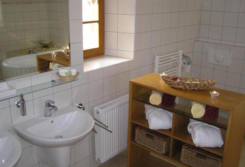 סוויטת ג'וניור, Ový A Jezdecký Areál Dvůr Krutěnice