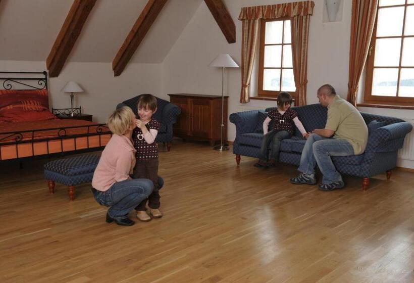 סוויטת ג'וניור, Ový A Jezdecký Areál Dvůr Krutěnice