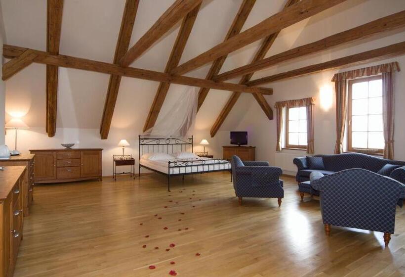 סוויטת ג'וניור, Ový A Jezdecký Areál Dvůr Krutěnice