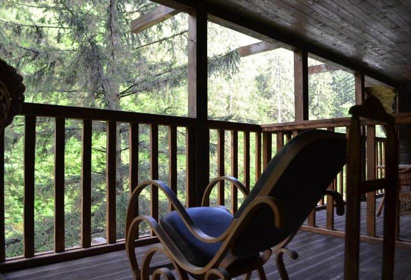 جناح مطل على البحر, 4 Mountains