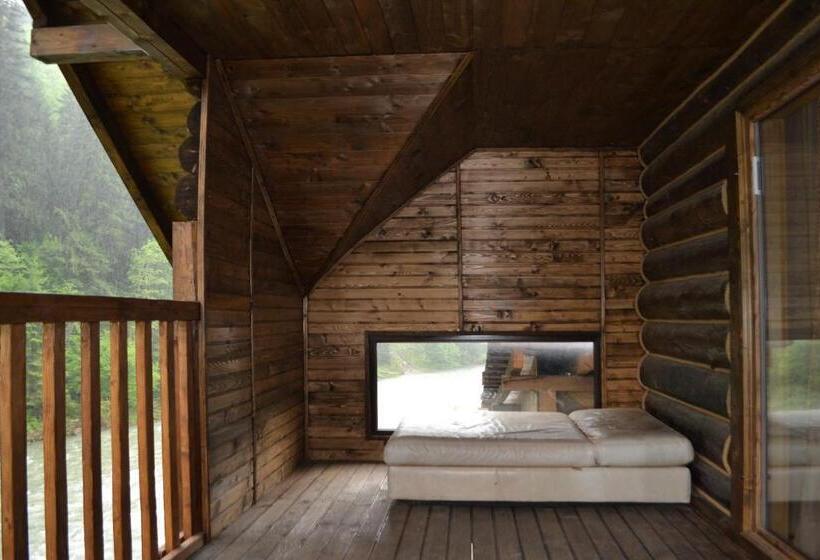 جناح مطل على البحر, 4 Mountains