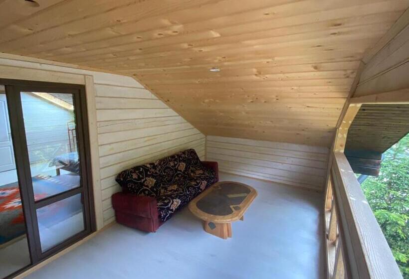 جناح مزود بتراس, 4 Mountains