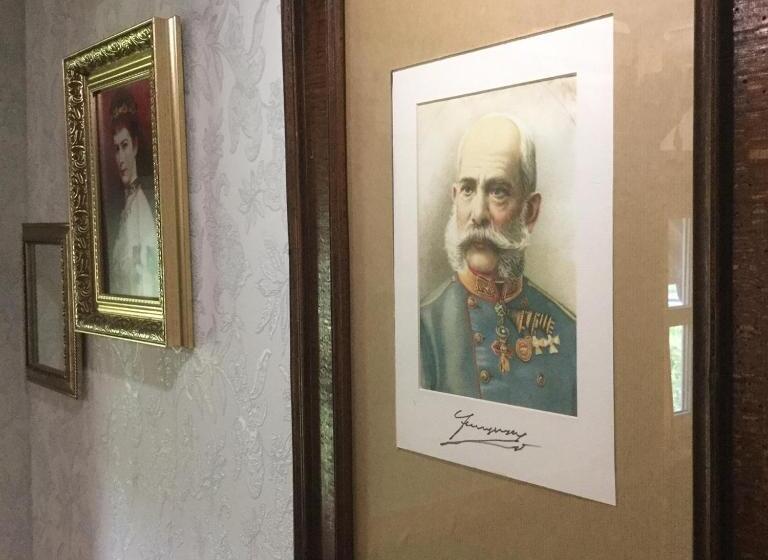 חדר משפחתי, Salamandra Village