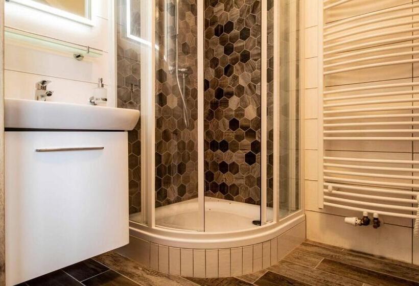 إستوديو قياسى, Residence Tvrz Skočice