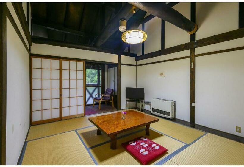 Quarto Triplo Estandar, 秋山郷雄川閣