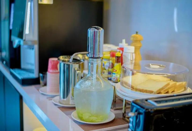 バルコニー付きデラックスルーム, The Living Hotel Samutprakan
