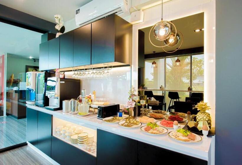 חדר דלוקס עם מרפסת, The Living Hotel Samutprakan