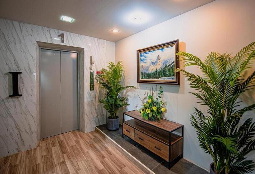 חדר דלוקס עם מרפסת, The Living Hotel Samutprakan