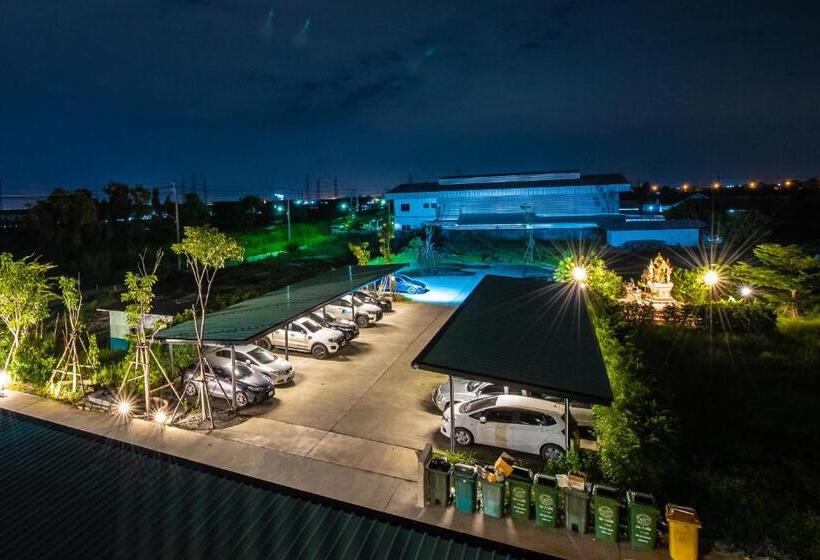 חדר דלוקס עם מרפסת, The Living Hotel Samutprakan