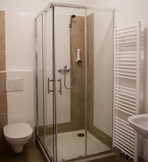 Háromágyas Standard Szoba, Dvůr Perlová Voda