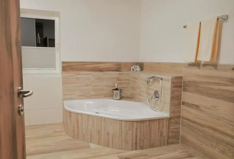 Suite, Mauernböck
