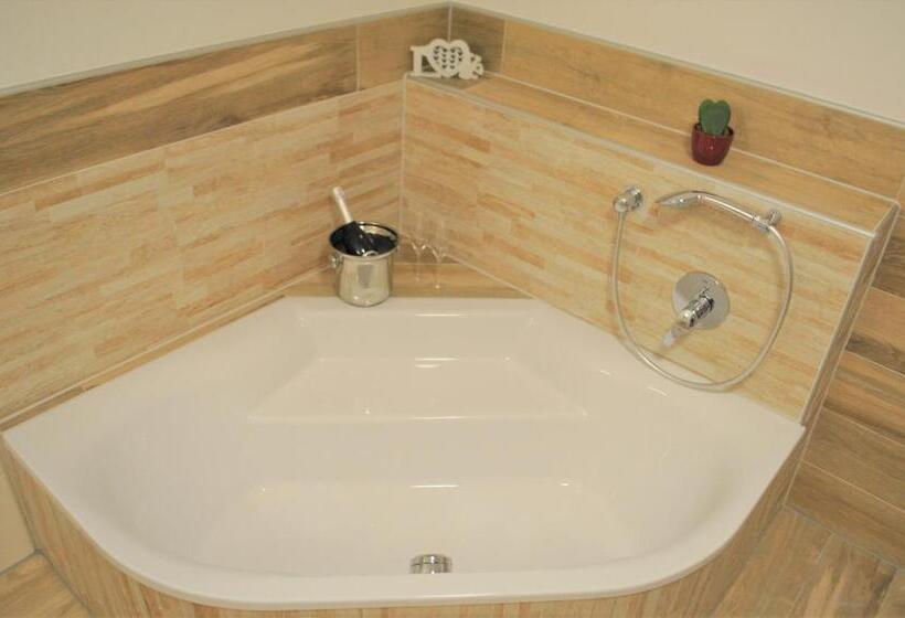 جناح, Mauernböck