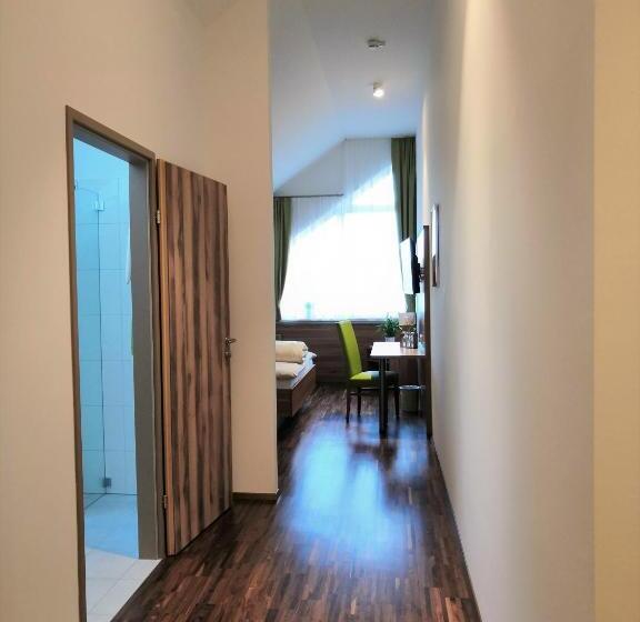 غرفة عائلية, Mauernböck