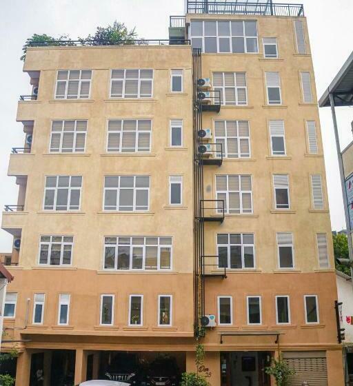 标准单人间, The Den 23