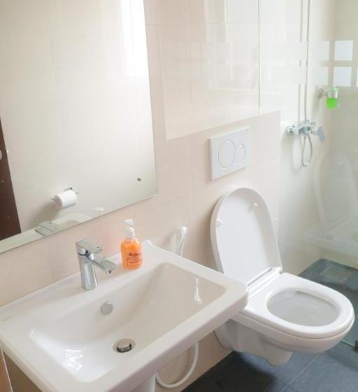 带阳台的三人标准间, The Den 23