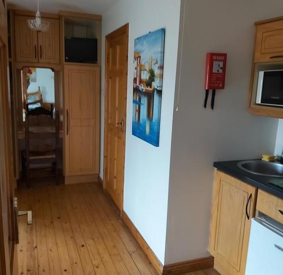 דירת חדר, Keane S Bar & Restaurant