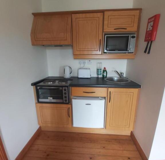 דירת חדר, Keane S Bar & Restaurant