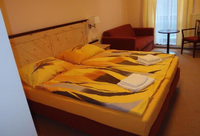 اتاق لوکس, Obří Sud Javorník