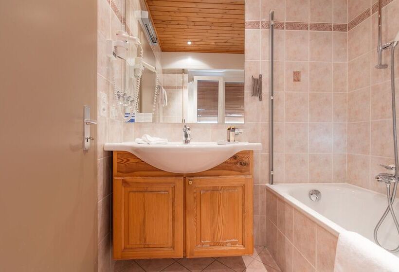 اتاق لوکس سه تخته, Boutique Hotel Art De Vivre & Spa