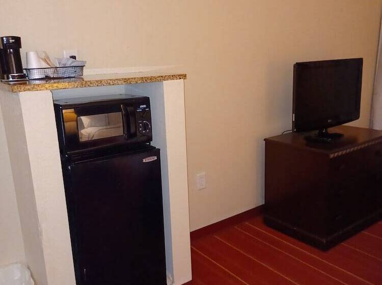 Люкс Кровать Кинг, Days Inn By Wyndham Semmes Mobile