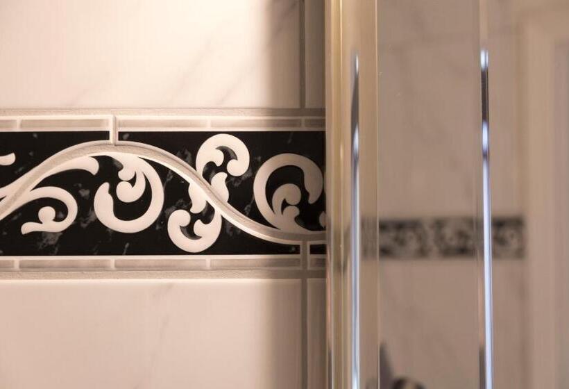 اتاق لوکس با بالکن, Fidder Patrick S Whisky Bar