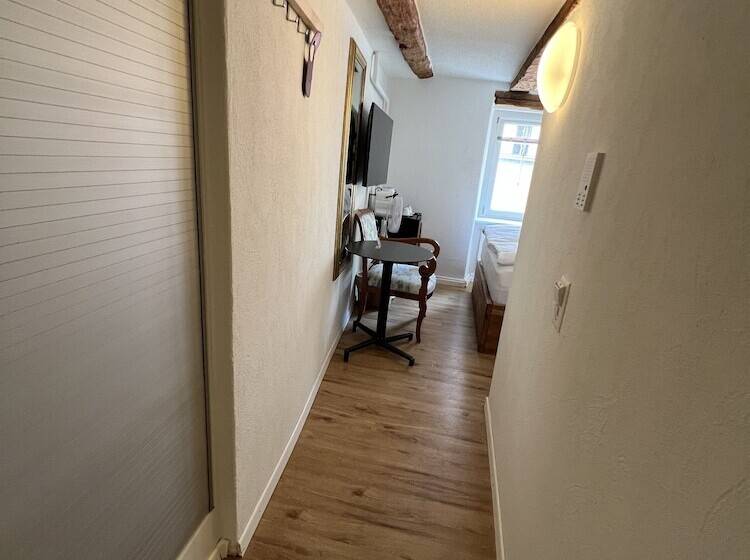 اتاق استاندارد یک نفره, Statt