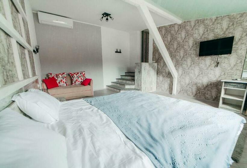 إستوديو قياسى مزودة بتراس, Butterfly