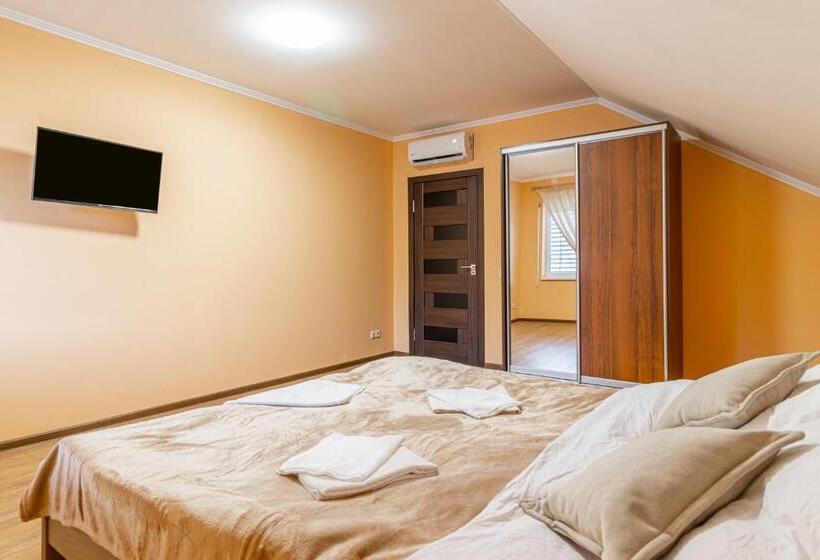 חדר דלוקס, Nikol