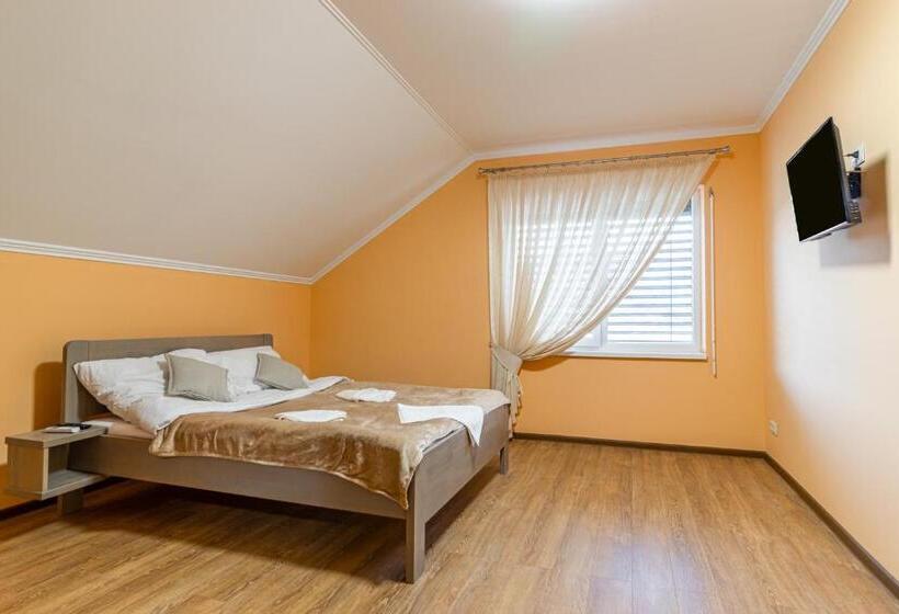 חדר דלוקס, Nikol