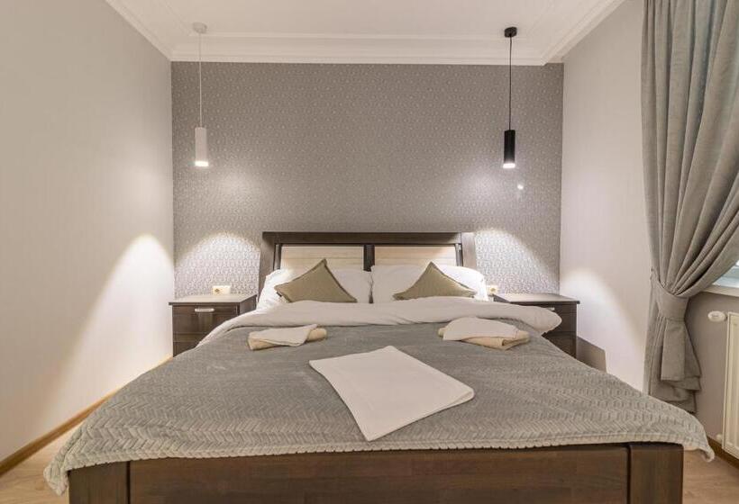 חדר דלוקס, Nikol