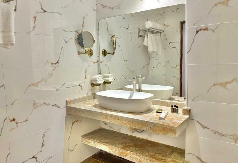 מיטת קינג בסוויטה, Riviera Beach Resort