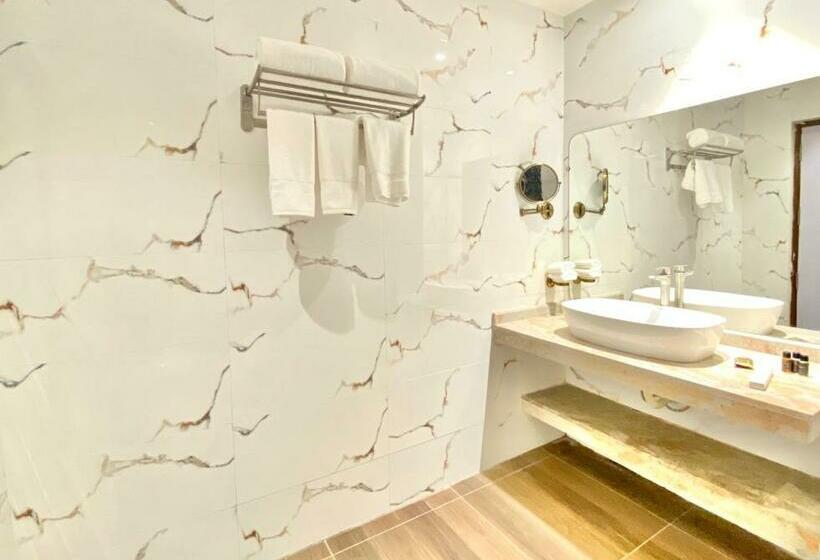 מיטת קינג בסוויטה, Riviera Beach Resort