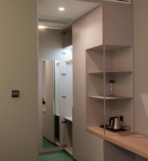 غرفة سوبيريور مطلة على حمام السباحة, Shambala Wellness Club