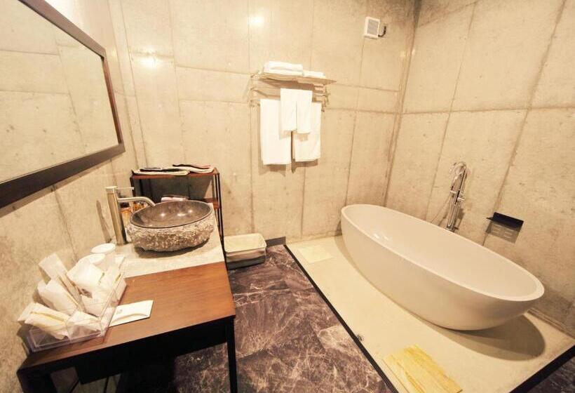 园景标准四人间, Xyz Speciale