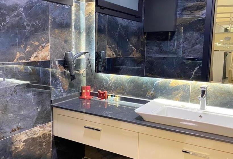 מיטת קינג בסוויטה, Royal Palace North Cyprus