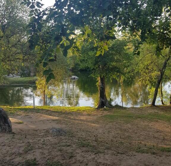 スタンダードバンガロー, River Rock Lodge