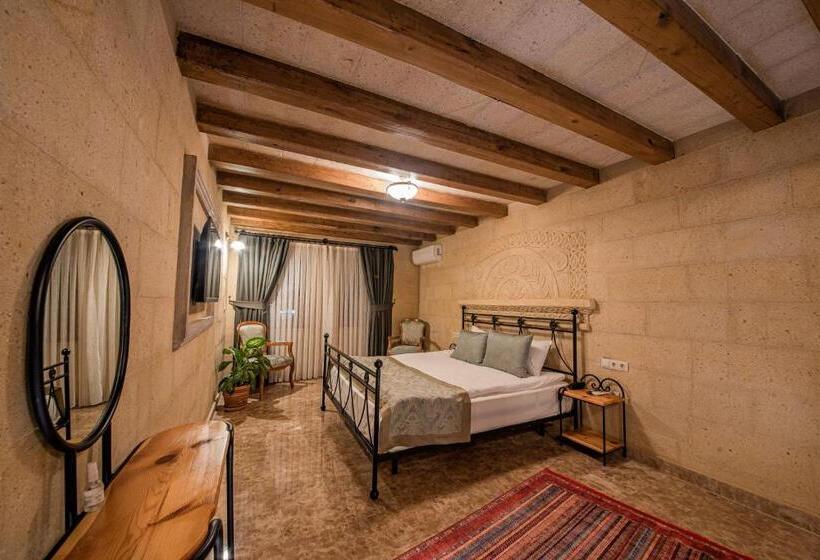 سوییت جونیور, Cratus Stone Palace