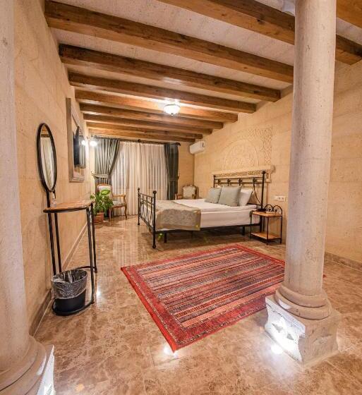 سوییت جونیور, Cratus Stone Palace