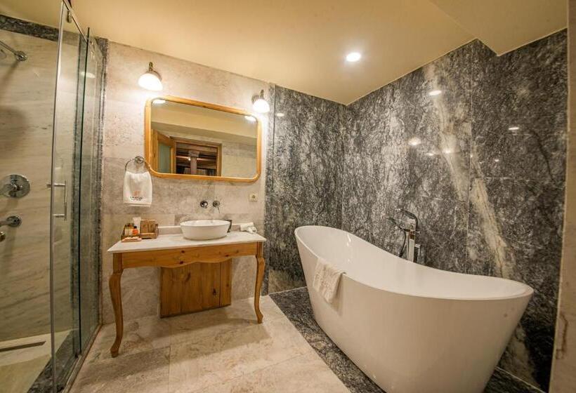 سوییت جونیور, Cratus Stone Palace