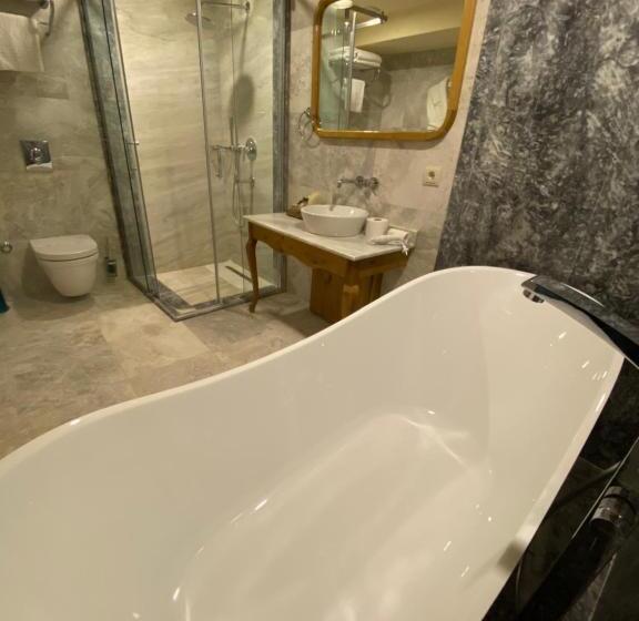 سوییت جونیور, Cratus Stone Palace