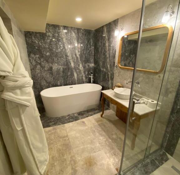 سوییت جونیور, Cratus Stone Palace