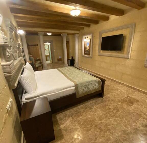 سوییت جونیور, Cratus Stone Palace