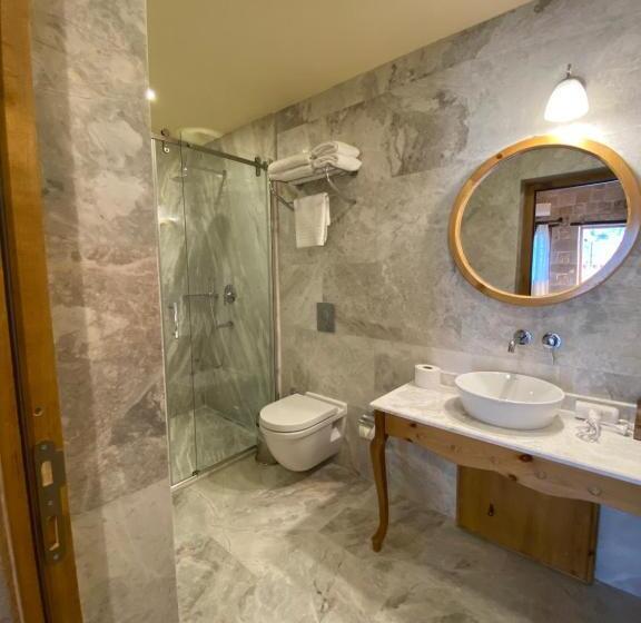 اتاق لوکس, Cratus Stone Palace