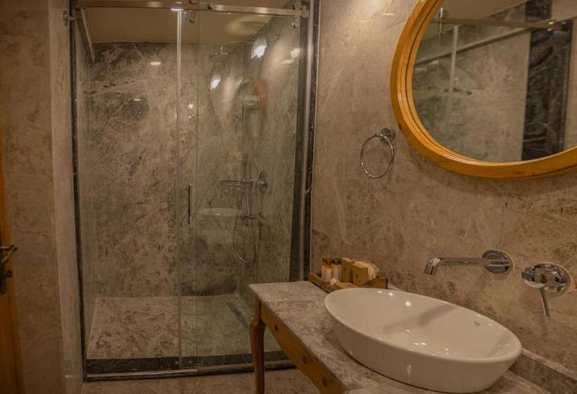 اتاق لوکس, Cratus Stone Palace